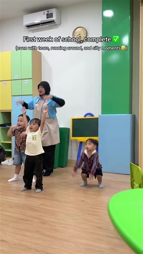First week of preschool, passed! It might be filled with tears, giggles, or… a little screaming😅 But every child showed up, tried their best, and took their first steps into a brand-new world. And that’s exactly how confidence slowly begins 💚 #sparkspreschool #firstweekofschool #preschoolcikarang #toddler #sillymoments
