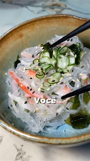 Yuri Yamashita on Instagram: "Você também ama Harusame?? 🥰✨ Esta receita de harusame (macarrão de feijão verde japonês) tem um lugar especial nas mesas das famílias nikkei. 🇯🇵❤️ Uma mistura perfeita de cultura e história, o harusame na culinária nikkei é preparado com ingredientes simples, mas sempre cheio de sabor e significado. - 100g de macarrão para Harusame (meio pacote) - 1 pepino 🥒 - 2 colheres de sopa de alga Wakame desidratada - 5 kanikamas - 6 colheres de sopa de vinagre de arroz -