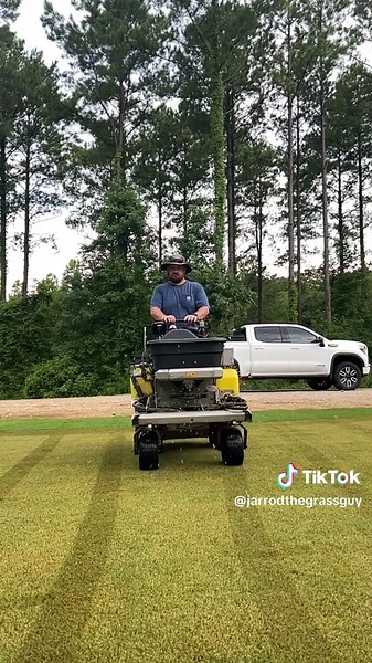 Putting out some PGR (Plant Growth Regulator), treating nutsedge and broadleaf weeds in the lawn, and throwing out some fertilizer. Let’s make her look 💯 #lawncare #reelmower #bermuda #tifway419 #golf #grass #grasstok #zspray #beautiful #lawn #landscape