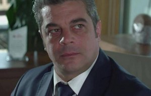 Elif odcinek 880 streszczenie - Kerem jest bliski wyznania Süreyyi swoich uczuć, jednak dziewczyna płoszy się i mu przerywa. Ich rozmowie przysłuchuje się Vildan...