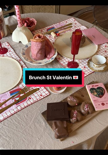 💌🥹 aujourd’hui c’est la st valentin et J’ADORE les fêtes, les thèmes, la déco et organiser quelque chose autour d’une fête avec plein de déco 🤣 c’est mon côté créatif qui prend le dessus et je prends tellement de plaisir à trouver des idées pour créer un moment spécial ❤️ évidemment je ne loupe jamais la st valentin, qui est selon moi une occasion en plus pour faire un geste d’amour, une bonne excuse pour être romantique ❤️ un petit brunch à la maison, pour prendre le temps de boire son café 