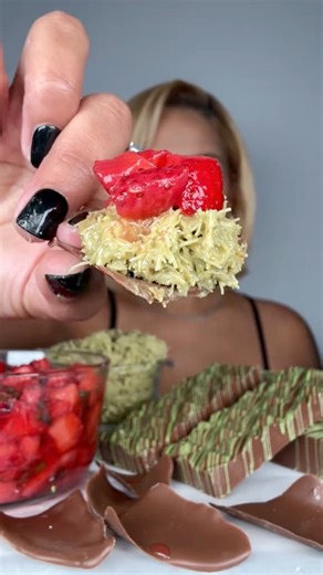 Dubai Chocolate strawberry dip & Duabi chocolate bars 🍓🍫 #dubaichocolate #strawberry #fyp #mukbang #reels #foodlover #eating #viral #trending #dessert | hifoodiie