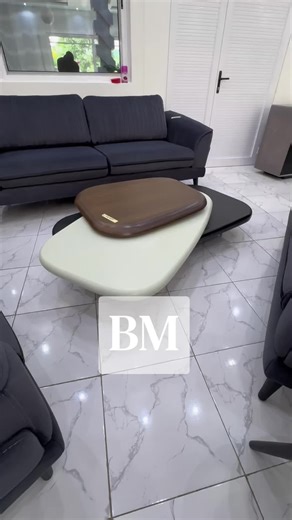 Bertas Meubles on Instagram: "Vous cherchez l'élément central qui ancre votre salon contemporain ? Cessez de chercher. Cette table basse moderne, répond exactement à vos attentes. Nous l'avons conçue en analysant les recherches de clients exigeants comme vous. Vous désiriez un design épuré avec des lignes contemporaines : ses formes géométriques et son absence de fioritures offrent cette pureté visuelle. Vous souhaitiez du rangement intégré : son plateau relevable dissimule un espace fonctionnel