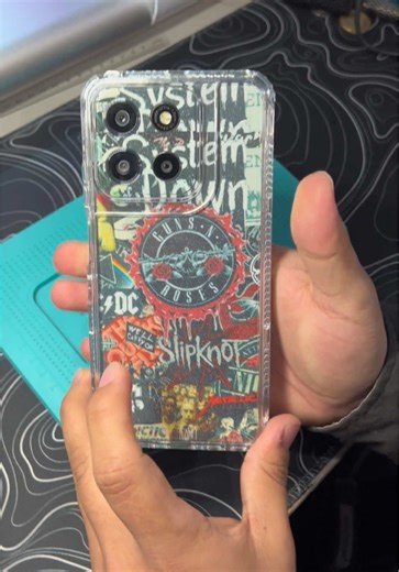 ¿Te gustaría algo así para tu celular? Este kit de protección y personalización incluye: ✅ Protector de pantalla de hidrogel ✅ Skin personalizado ✅ Funda transparente de uso rudo 📱 Este cliente trajo su Motorola nuevo, listo para regalarle a su hijo, y aquí lo dejamos protegido y con estilo. En nuestro local te ayudamos a que tu celular y el de tus seres queridos estén bien protegidos y totalmente personalizados. 👉 ¿Te gustaría uno para tu modelo? Solicita información sobre disponibilidad o vi