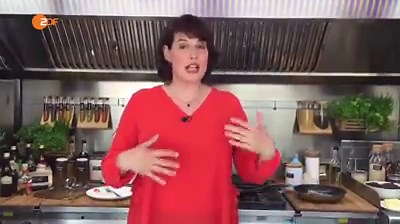 Moderatorin Elena Uhlig freut sich auf das neue Kochduell "Stadt, Land, Lecker" – ab heute um 16:15 Uhr bei uns. Die Spielregeln erklärt Sie Euch am besten selbst: | ZDF