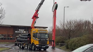 A huge portion of Queen’s Drive was closed yesterday following concerns about a giant advertising tower. The large structure, which used to advertise the former Frankie & Benny’s restaurant, was spotted spinning in high winds as it was removed 😧 | Kilmarnock Standard