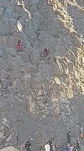 🚨 Intervention de la Protection Civile 🚨 En ce début d’après-midi, les unités spécialisées en recherche et en intervention en milieux difficiles de la Protection Civile de la wilaya de Tizi Ouzou sont intervenues à Tala Guilef, commune de Boghni, pour une opération peu commune : le sauvetage de deux chèvres coincées sur un versant montagneux escarpé. 🐐⛰️ Grâce au professionnalisme et au courage des secouristes, les deux animaux ont pu être ramenés sains et saufs, malgré les conditions diffici