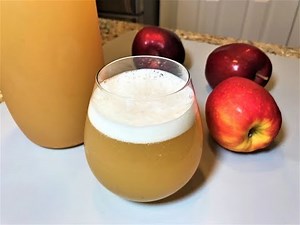 Yeast-free apple kvass with a royal flavor. Sparkling, tangy, and refreshing! August's recipe!