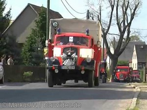 Feuerwehr - Oldtimer - Treffen: Festumzug historischer Fahrzeuge