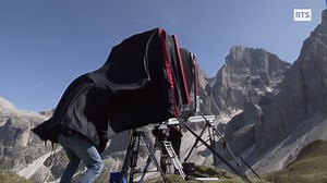 À l’aide d’un énorme appareil, Kurt Moser fait renaître une technique photographique oubliée, l'ambrotype, dont chaque image est un tirage unique et éternel. Passe-moi les Jumelles vous emmène en escapade au Tyrol sur les traces de ce photographe singulier. #RTSavecvous #Restezchezvous #société #montagne | RADIO TELEVISION SUISSE (RTS)