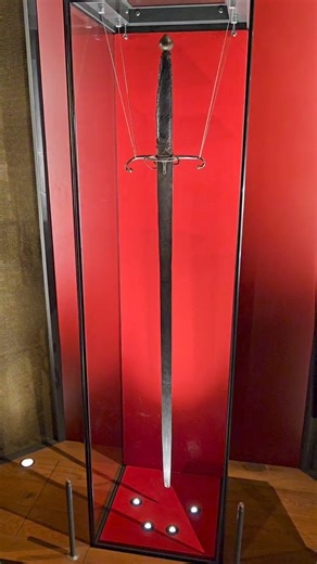 This is the Wallace Sword, found on the first floor of the National Wallace Monument and it's a legendary relic from an important chapter in history to celebrate during Stirling's 900th birthday celebration! AD - The National Wallace Monument It's a symbol of William Wallace, Scotland's National Hero, an embodiment of fighting for what you believe in, against all the odds. Since Wallace has no grave, this is the object that thousands of people make the pilgrimage to see every year. At 163cm long