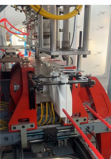 Double die head 1L oil jerrycan blow molding machine testing. #blowmoldingmachine #dailychemicalpackaging #factoryrealshot #chinaplast #plastico #plastik #embalagem #EBM #bottlepackaging #plasticfactory #plasticindustry #oilbottle