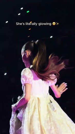 Ariana Grande's Concert Look Has Fans SPEECHLESS 👑✨