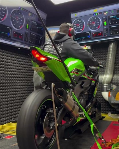 The sound difference between my 1000cc supercharged Ninja H2 and 400cc Ninja ZX4RR ||#shorts