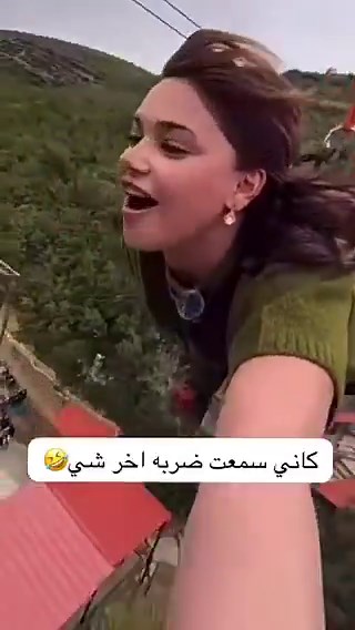 عطاها وحده في الشنطه وهي ماشيه وهي مبسوطه تضحك
