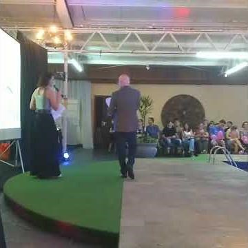 Desfile garotinha areia biquíni look confete moda infantil 👑