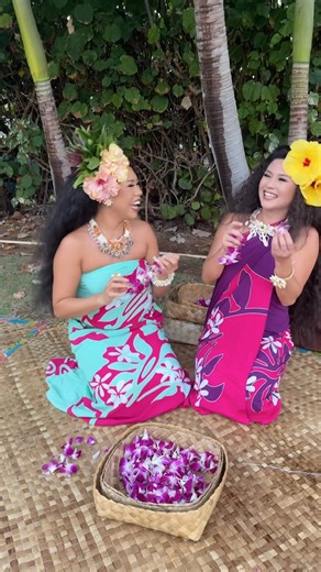 Can Pololena and Nani make a lei pua in under 30 seconds? ⏱️Join us for an unforgettable evening of food, fun, dancing and laughter at Aloha Kai Luau! You’ll even get the chance to make your own lei pua - but no rush - be sure to take your time and enjoy every moment 🌺 #alohakailuau #flowerlei | Aloha Kai Luau