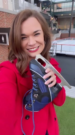 Have you tried cursive walking? ⛸️ #IceSkating #winter #Indy #bicentennialunityplaza
