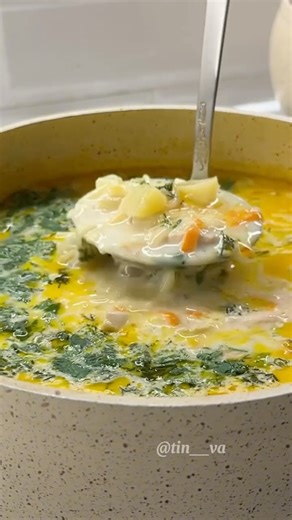 РЕЦЕПТЫ | ЭСТЕТИКА | УЮТ on Instagram: "Ставь лайк и не забудь подписаться ❤️ Всеми любимый и очень вкусный сливочный суп😍🤌🏻 Ингредиенты: Куриное филе Лук-1шт Морковь -1шт Картофель 2-3шт Вермишель -3ст.л Орзо -3ст.л Соль, перец Плавленый сыр Вода Зелень Обжарить филе, добавить лук с морковью . Потушить под крышкой и следом добавить картошку. Далее заливаем водой, добавляем специи и оставить до закипания. Добавляем вермишель и так же орзо (по желанию), можно просто вермишель. За 5 минут до го