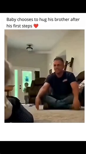 Sigma 1111 boy on Instagram: "日本利用压电瓷砖将脚步转化为电能。这些瓷砖捕捉来自你脚步的动能。当你行走时，你的重量和动作会对瓷砖产生压力。瓷砖会轻微弯曲，从而产生机械应力。瓷砖内部的压电材料将这种应力转化为电能。每一步都会产生少量电荷，而数百万步结合在一起就能产生足够的电力来驱动 LED 灯、数字显示屏和传感器。在像涩谷车站这样繁忙的地方，每天大约有 240 万个脚步为这一系统作出贡献。这些电能可以被储存或立即使用，从而减少对传统电力来源的依赖，并支持可持续的城市基础设施。这种方法将日常运动转化为实用的可再生能源 #日本 #知识 #事实 你知道吗 推荐 科技 创新 历史 技术 实验 热门"