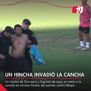30K views · 253 reactions |  #INSÓLITO | Así detuvieron a un #hincha que irrumpió en la cancha en medio del partido de Gimnasia y Esgrima de Jujuy contra Deportivo Maipú ⚽  El hincha apareció desde el sector popular norte y el juego debió ser interrumpido para detenerlo  | El Tribuno Jujuy | Facebook