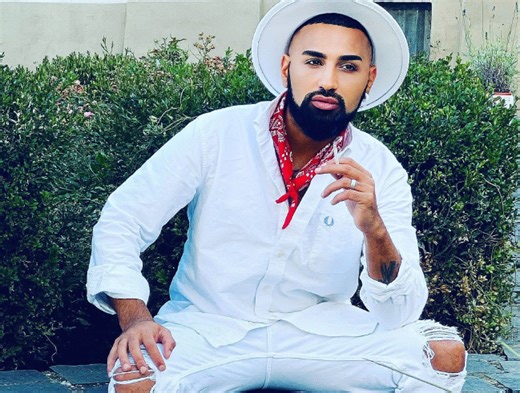 Solistul Ellias, poveste de film. Ieri, frizer în sat, azi, stilist cu prezentări la New York