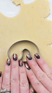 582K views · 20K reactions | Decorating a Minnie Mouse inspired cookie for my daughter’s 3rd birthday  #icingcookies #royalicingcookies #decoratedcookies #sweetambs #sweetambscookies #royalicing #minniemouseparty | SweetAmbs | Facebook