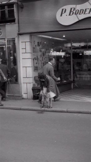 Metz Une urgence à Metz… la petite pause pipi, au détour d’un trottoir, sans chichi ni détour. Scène de vie ordinaire, captée sur le vif, où l’on pressait le pas mais jamais les enfants. Tout le génie de l’instantané, tout le regard de la rue. 📷 Photo Nenesse au Leica — sacré Nenesse. #metznosgrandsparents | Metz nos grands-parents