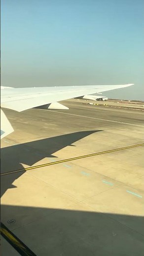 【飛行機窓景色】離陸前のワクワク感！滑走路を移動する機内からの眺め✈️✨