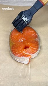 🍊 Salmon Medallions with Zesty Orange & Dill 🎣✨ A dish that looks fancy but is secretly super simple! Tender salmon rolled into medallions, bathed in a citrusy, soy-kissed sauce, and roasted to perfection. Juicy, fragrant, and totally dinner-party approved. 👨‍🍳🍽️ For 4 people 4 slices of salmon 1 orange Salt to taste Extra virgin olive oil to taste Pink pepper to taste 1 bunch of dill Soy sauce to taste 1 clove of garlic METHOD 1. Take slices of salmon and gently remove their vertebrae. 2. 