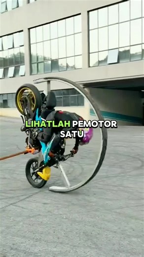 Lihatlah pemotor satu ini! 🔥 Bukan cuma freestyle biasa, tapi hasil kreativitas dan keberanian. Motor dimodifikasi dengan lengkungan dan penyangga khusus agar tetap stabil saat atraksi ekstrem. Setiap gerakan penuh teknik, fokus, dan nyali besar. 🏍️ #videounik #infomenarik #faktaunik #fypシ゚viral #motovlog