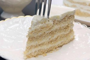 NAJJEDNOSTAVNIJI RECEPT ZA NEODOLJIVU BELU TORTU: Gotova za 15 minuta, svi će je obožavati