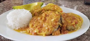 Hola 👩‍🍳 quéridos seguidores, les comparto esta deliciosa receta de bagre en salsa, super delicioso, no te olvides de compartir y dejarme tu comentario INGREDIENTES 10 personas 4 libras de bagre 7 tomates bien maduros 2 cebollas cabezonas 2 gajos de cebolla larga 6 ajos blancos grandes Leche de coco 400 gramos Triguisar o condimento al gusto Aceite Sal | Mantequiando con Adriana