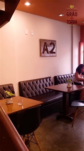 Catraca Livre on Instagram: "O Festival Grão & Torra conta com uma programação linda em várias cafeterias paulistanas! Já pode anotar na agenda: no dia 21, às 15h, a aconchegante @a2caffee apresenta alguns dos seus métodos de extração, como o Syphon, que combina vácuo, pressão, imersão e filtragem para criar uma bebida suave e cheia de sabor. A atividade é gratuita e conduzida pelo barista @andys_coffeee, campeão da Copa Koar e sócio da A2 Café. E tem mais! Entre os dias 19 e 25, quem visitar o 