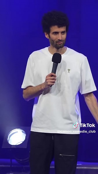 Le petit frère est-il toujours un choix ? 👶🏻 🔗@alexfredo le 13 Décembre au Caméo Comédie Club ! Lien en bio ! #CCC #humour #standup #enfant #petitfrère