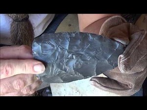 flintknapping a spearhead part 1 breaking rock