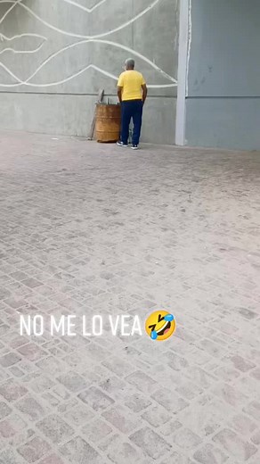 #DonMiguelon haciendo lo que le gusta #viral #ecuador #santaelena #ballenita @donmiguelangel0