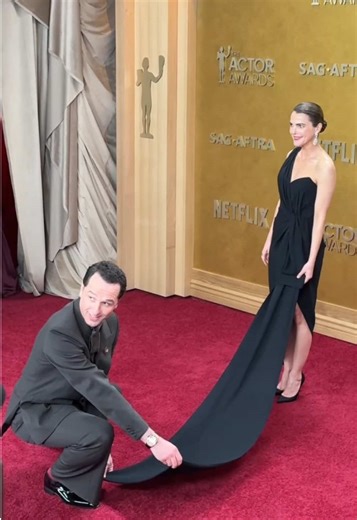 Matthew Rhys Adjusts Keri Russell's Dress on the Red Carpet