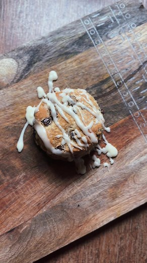 Cinnamon Raisin Biscuits 2 cups flour 1/2 TBSP cream of tartar 1/2 TBSP baking soda Cinnamon, salt, sugar and vanilla 4 TBSP butter 1/2 cup milk Bake at 425 for 12 minutes or until golden brown #fyp #bisquit #easyrecipe