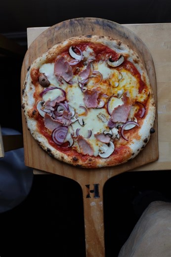 The Farmhouse (NEW PIZZA) A slow-fermented sourdough base from Hobbs House Bakery, topped with rich Italian tomato sauce, creamy mozzarella, tender ham, chestnut mushrooms, and sweet red onion. Option to add chilli flakes. Order now for the weekend. www.milospizza.org | Milo’s Pizza