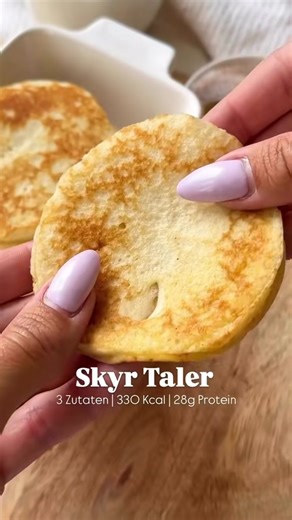 SKYR TALER (3 Zutaten) ohne Zuckerzusatz ENGLISCH IN COMMENTS! Taler sind in 5 Minuten ready, liefern massig Protein und stillen jeden Pancake-Craving. MAKROS FÜR ALLES: 448 Kcal | 34g Protein | 50g Kh | 12g Fett ZUTATEN: *2 Eier *60g Dinkelmehl *120g Skyr Natur *bisschen Salz *Süßstoff Zubereitung: *Alles miteinander verrühren, bis ein glatter Teig entsteht. *Etwas Ölspray in einer Pfanne erhitzen, den Teig portionsweise hineingeben und bei mittlerer Hitze goldbraun backen. *Warm genießen - pur