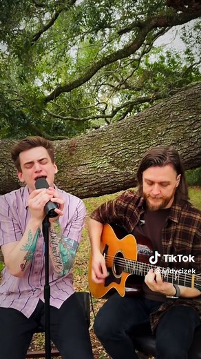 Makari Closer - Acoustic Performance with Lyrics