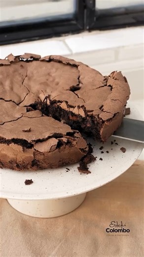 Torta de chocolate 🍫 SIN harina , manteca ni aceite con solo 4 ingrediente….✨✍🏼 ✍🏼Ingredientes Chocolate cobertura 200 g Azucar 200 g Huevos 5 u (separar yema de claras) Almendras o fruto seco 90 grs. | Estefi Colombo