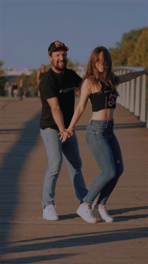 Salsa Caliente Paris · École de danse au sud de Paris 🕺🏻 on Instagram: "Pendant que Paris s’habille de blanc, la salsa cubaine fait monter la température 🔥 Nouveau créneau Salsa Cubaine - Débutant, tous les vendredis de 20h30 à 22h à @section_danse_csmb, plus d'infos en mp ✨🙏🏻 A PARTIR DU VENDREDI 16 JANVIER 🚨 #salsacubana🇨🇺 #salsacalienteparis #dancereels❣️"