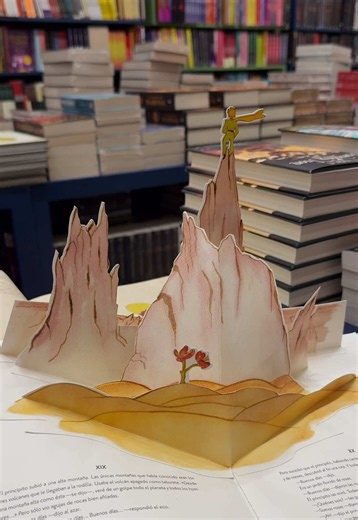 El principito es ese libro al que siempre vuelve nuestro niño interior🥹🩵 En esta edición con ilustraciones desplegables, cada página se abre como un regalo. Como si el Principito estuviera esperando que llegaras para contarte sus secretos de nuevo☁️ Edición ultra especial con ilustraciones desplegables🐑 🛒 Escríbenos por DM y te enviamos el precio/disponibilidad 📦 Envíos nacionales | 📍 Mall Galerías del Valle, San Pedro Sula, Honduras #libroslibroslibros #booklover #librosen60seg #booktok #