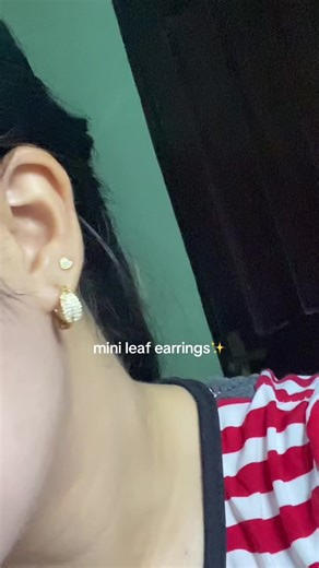 Mini leaf earring😍