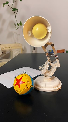 Esse é pra quem cresceu assistindo os filmes da Disney!💡 Montamos a Luxo Jr a clássica luminária da Pixar, com de 600 peças e muito easter egg! Esse e outros modelos de filmes e séries vocês encontram no site @bloco.box Corre e aproveita por que esse mês tá rolando BLACK FRIDAY com muita condição imperdível, frete grátis e mais cupom de desconto 🏷️ JUFARIAS5 #casal #dateideas #disney #pixar #namorados #hobby *parceria | BlocoBox