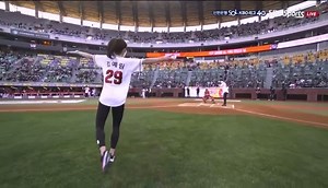 South Korean figure skater Kim Ye-Lim had one of the best first pitches we’ve ever seen 🤯 (🎥: TW/Landers__H) | TSN