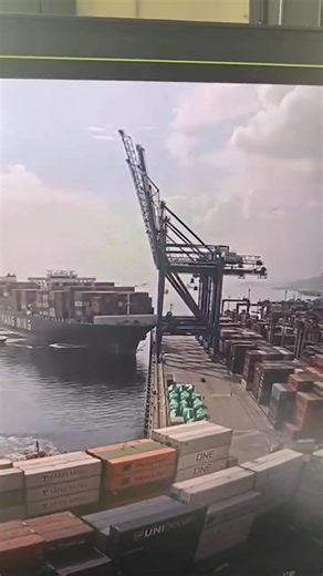 CCTV footage of the port accident involving the Yang Ming Marine Transport's W-class 14,000-TEU Container ship named YM WITNESS in Evyap Port in Kocaeli, Turkiye two days ago. These ships are known as New Panamax-class Container ship. They were redeveloped and built as the W-class for Yang Ming by Hyundai and CSBC. (20-ships in total since 2015.) #containership#boxship#feeder#instareels#reelsinsta#instagramreels#reelsvideos#reelsviral#viralreels#reelsinstagram#bravesailors#boat#sailor#ship#vesse