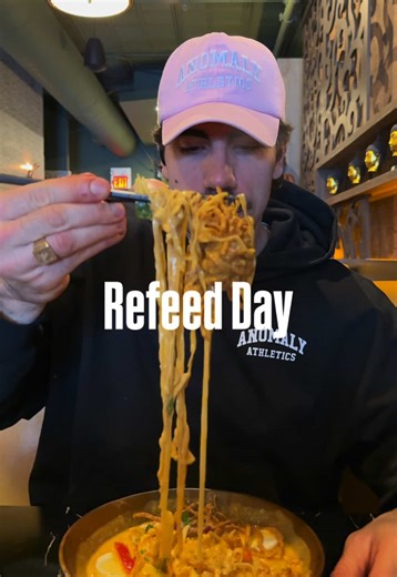 Refeed days in the miserably cold winter only mean one thing… it’s time to crush some soup. Today I went for a class Thai dish called khao Soi which is one of my favourite refeed/hangover meals hahaha. I highly suggest you give it a shot and I heard that it will most likely target your latissimus Maximus’s Dorsimusses. 🎥 video credit: your mother #refeed #refeedday #thaifood #cheatmeal